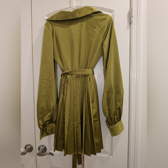 15. NWT HOUSE OF CB ALLEGRA CHARTREUSE PLEATED SHIRT DRESS - Picture 14 of 14